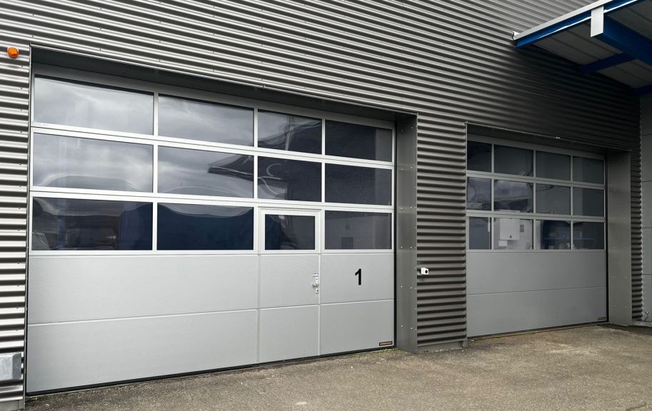 Industrie-Sektionaltore SPU F42 mit Schlupftür