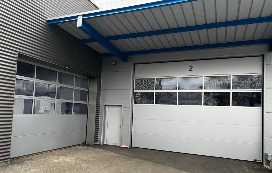 Industrie-Sektionaltore SPU F42 mit Nebentür