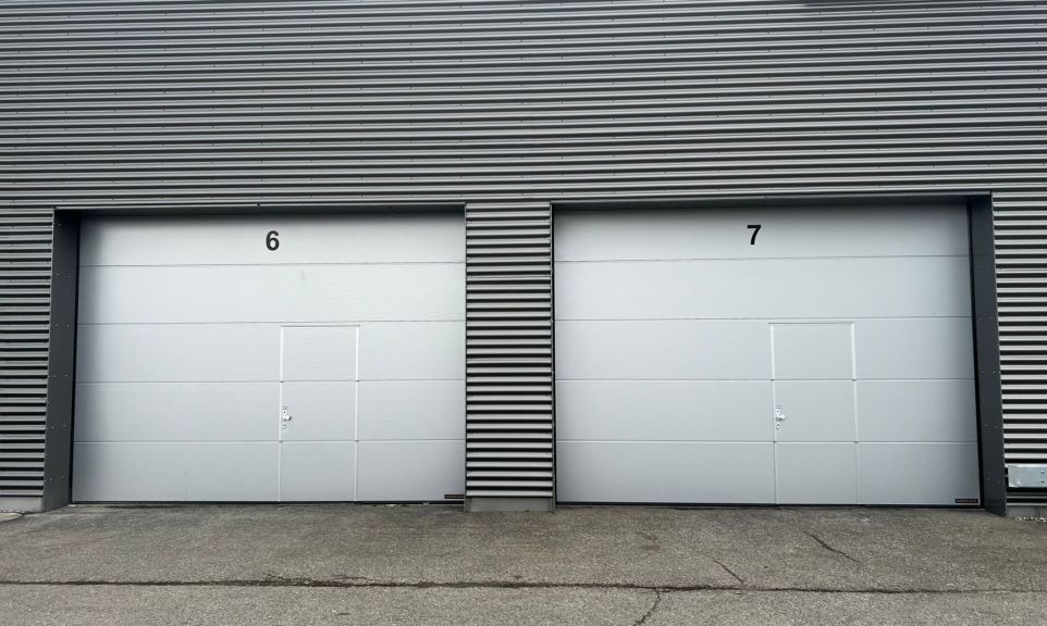 Industrie-Sektionaltore SPU F42 mit Schlupftüren