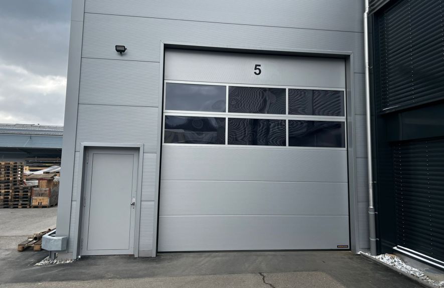 Industrie-Sektionaltor SPU F42 mit Nebentür