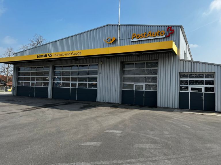 Industrie-Sektionaltore APU F42 mit Schlupftüren