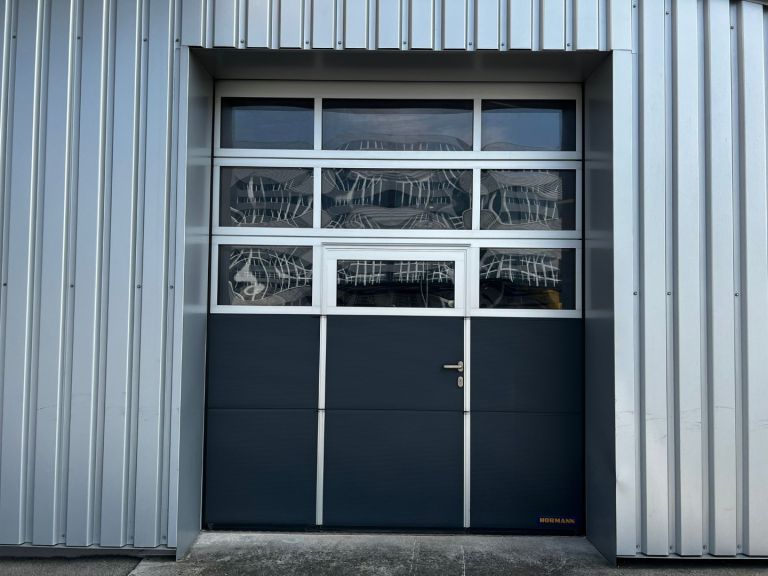 Industrie-Sektionaltor APU F42 mit Schlupftür