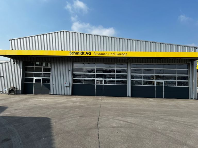 Industrie-Sektionaltore APU F42 mit Schlupftüren
