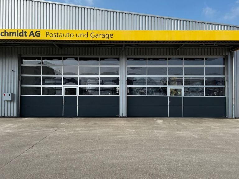 Industrie-Sektionaltore APU F42 mit Schlupftüren