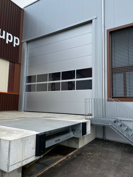Hörmann Industrie-Sektionaltor SPU F42, Ladebrücke HTL2