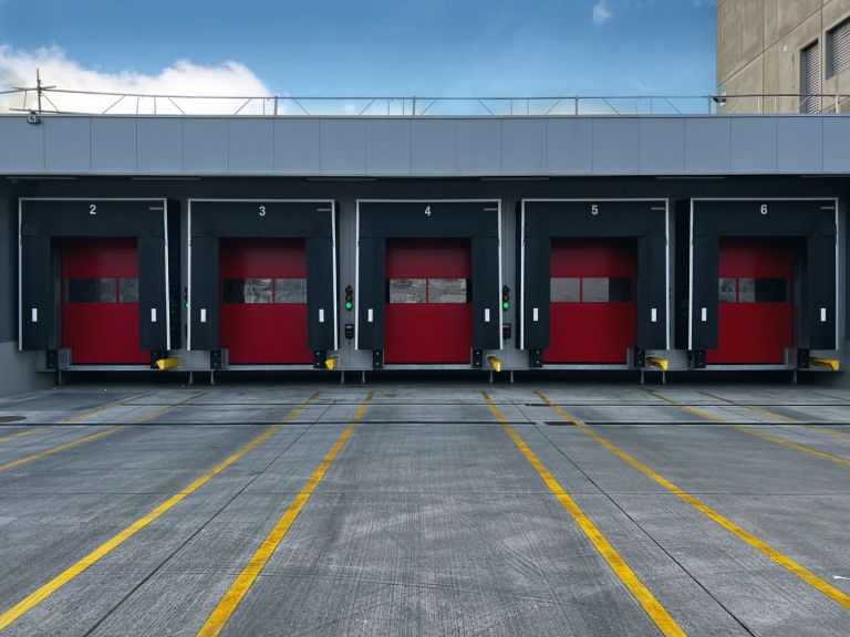 Hörmann Verladerampen-HTL-2 mit Industrie-Sektionaltoren-SPU F42