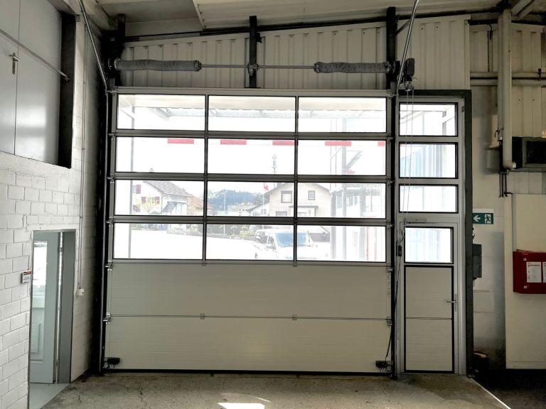 Industrie-Sektionaltor APU F42 mit Nebentüre NT60 von der Innenseite