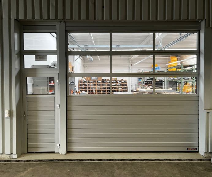 Industrie-Sektionaltor APU F42 mit Nebentüre NT60