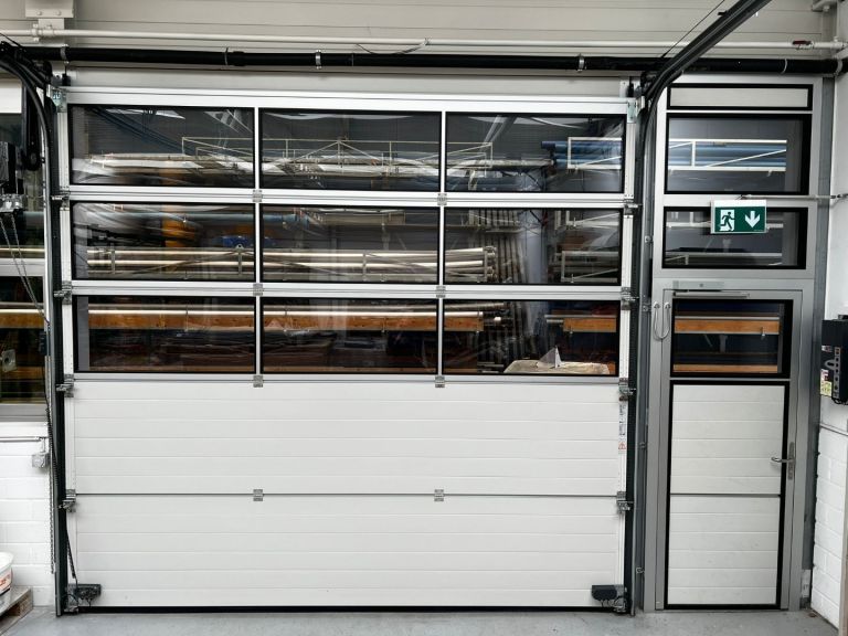Industrie-Sektionaltor APU F42 mit Nebentüre NT60 von der Innenseite
