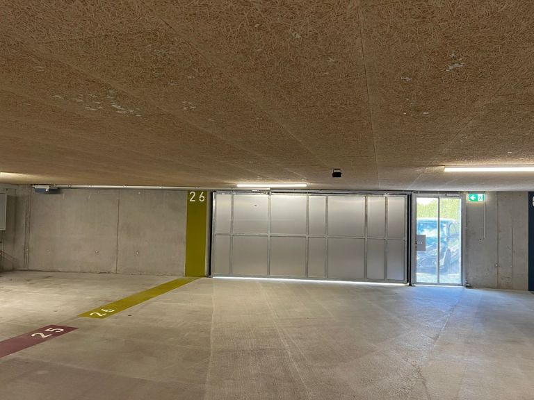Hörmann Sammelgaragentor ST500 mit Nebentüre von der Innenseite