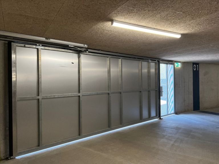 Hörmann Sammelgaragentor ST500 mit Nebentüre von der Innenseite