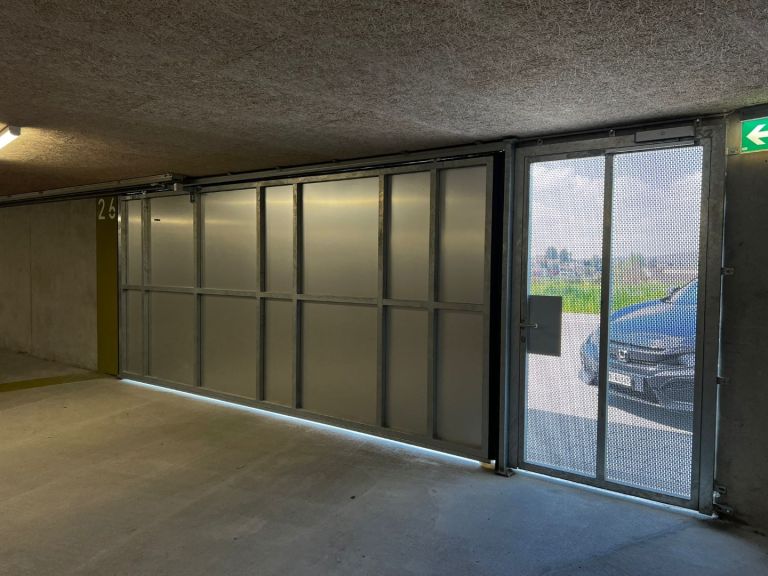 Hörmann Sammelgaragentor ST500 mit Nebentüre von der Innenseite