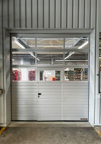 Industrie-Sektionaltor APU F42 mit Schlupftüre