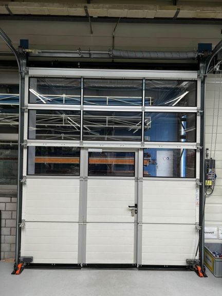 Industrie-Sektionaltor APU F42 mit Schlupftüre