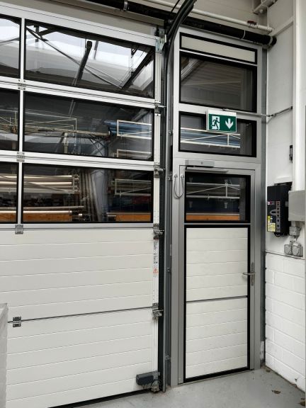 Industrie-Sektionaltor APU F42 mit Schlupftüre