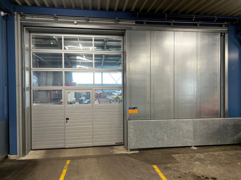 Industrie-Sektionaltor APU F42 mit Schlupftüre und Feuerschutzschiebetor FST 1