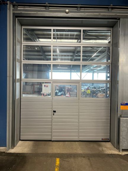 Industrie-Sektionaltor APU F42 mit Schlupftüre