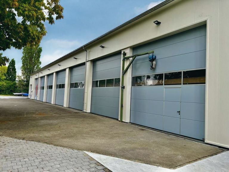 Industrie-Sektionaltore SPU F42 mit Schlupftüre